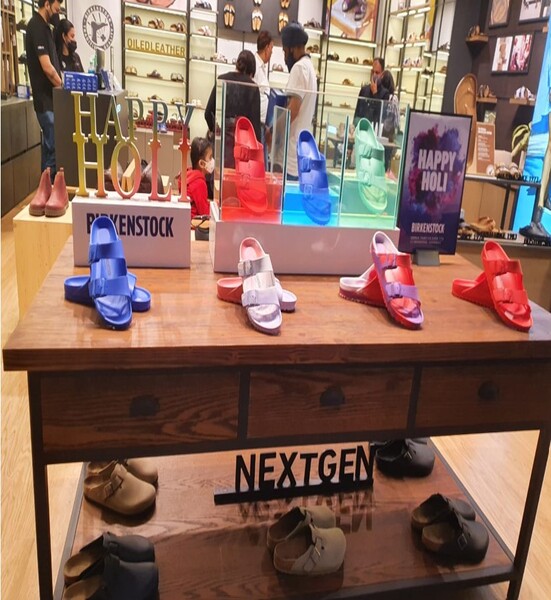 VISUAL MERCHANDISING